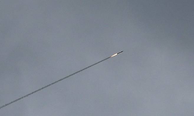 28일 예루살렘에서, 이스라엘과 미국이 이란을 공격한 후 이란에서 이스라엘을 향해 미사일이 발사되자 방공 시스템이 작동하고 있다.로이터 연합뉴스