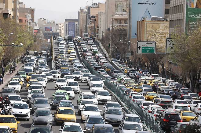28일 이란 테헤란에서 이스라엘과 미국이 이란을 공격한 후 교통 정체가 발생하자 차량들이 줄지어 서 있다./로이터 연합뉴스