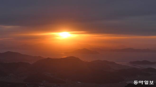전남 장흥군 억불산 정상에서 바라본 득량만 일출. 구름과 수평선 사이로 태양이 강렬한 빛을 퍼뜨리자 득량도와 섬들, 그 너머 고흥반도 모습이 태초의 순간을 상상케 한다.