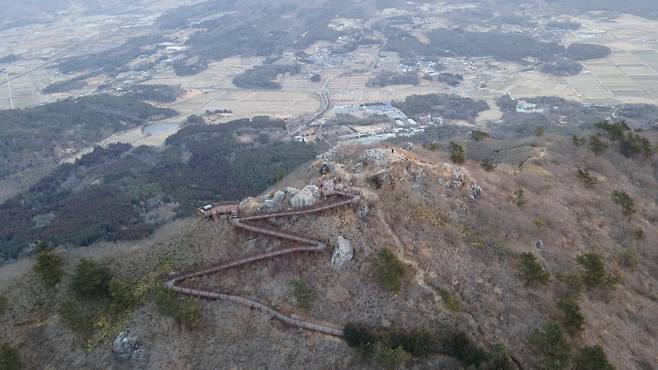 공중에서 바라본 억불산 정상. 장흥평야를 비롯해 장흥군 북쪽이 한눈에 들어온다. 강경록 작가 제공.