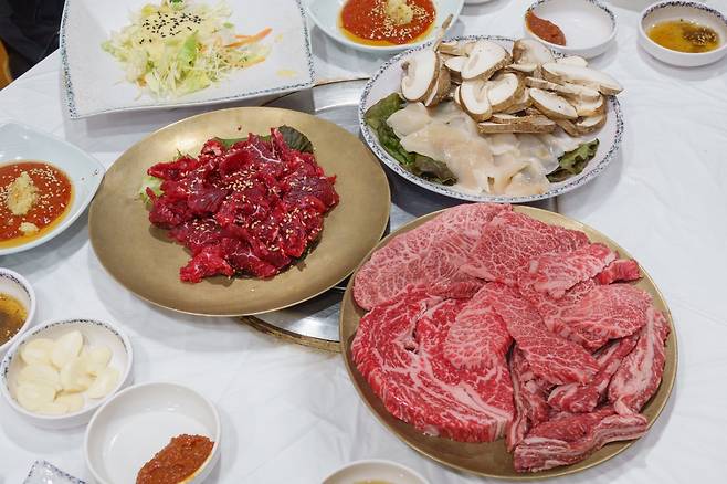 장흥 삼합.  소고기와 피조개 관자, 표고버섯의 3위 1체다. GNC21 제공