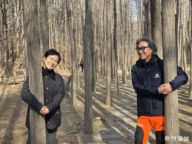 숲결나무병원을 함께 운영하고 있는 나무의사 오세견 씨(오른쪽)와 수목치료기술자 최가연 씨.   전승훈 기자 raphy@donga.com