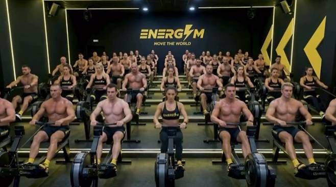 AI 확산으로 대량 실직이 발생한 미래를 가정한 풍자 영상에서 사람들이 운동을 통해 AI 서버 전력을 생산하는 모습. (출처=AiCandy)