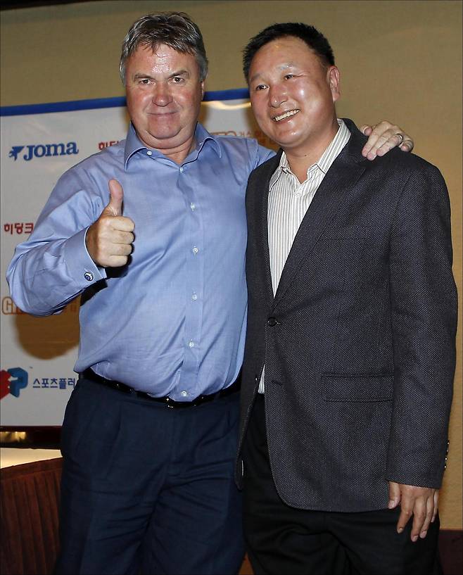 거스 히딩크(왼쪽)와 허정무 전 한국 축구대표팀 감독. 둘은 한국 유소년 축구 발전을 위해 ‘H&H 재단’을 만들어 운영하기도 했다. 동아일보 DB