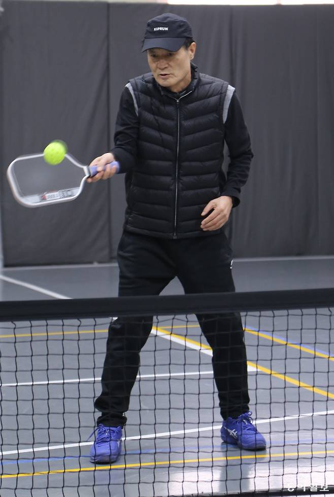 박철진 씨가 경기 고양시 일산동구 식사동 피클볼 코트에서 패들로 공을 받아 넘기고 있다. 고양=양종구 기자 yjongk@donga.com