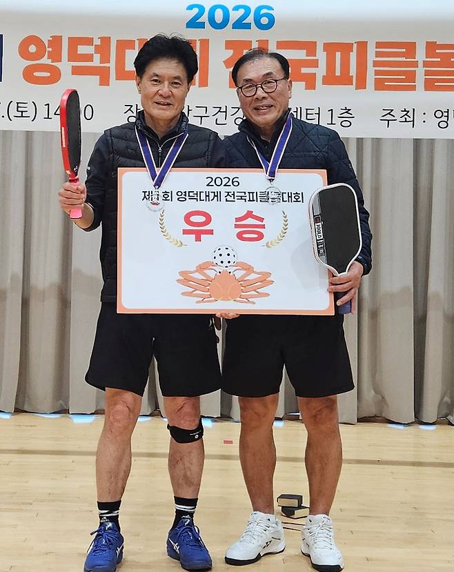 박철진 씨(왼쪽)가 올 2월 7일 제1회 영덕대게 전국피클볼대회에선 남자 복식 130+(나이 합계) 부에서 우승한 뒤 파트너와 함께 포즈를 취했다. 박철진 씨 제공