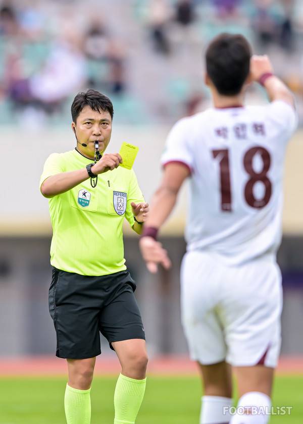 이동준 주심(왼쪽). 서형권 기자