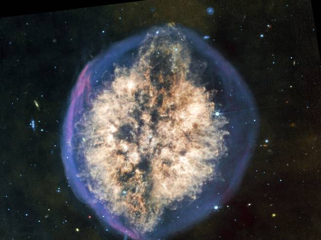 제임스웹우주망원경이 중적외선 기기로 촬영한 두개골 성운. 미국항공우주국 제공