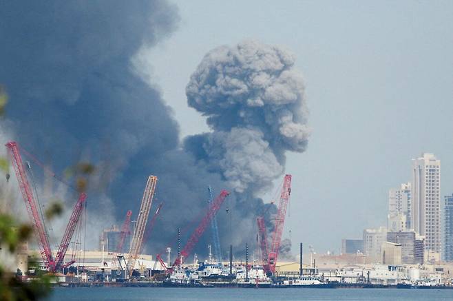28일(현지시각) 바레인 마나마에서 이란의 미사일 공격으로 연기가 피어오르고 있다. 로이터 연합뉴스