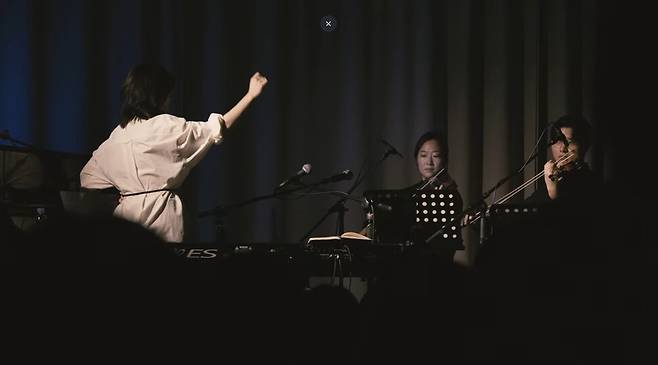 2025년 12월20일 세 번째 벨로주 홍대 공연장에서 아티스트 전진희가 공연하고 있다. 유튜브 갈무리