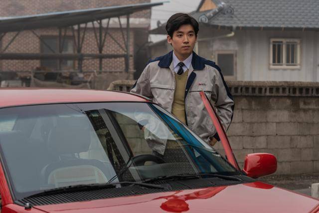 영화 '삼진그룹 영어토익반'(2020) 속 배우 조현철. 박정민과 고교 동창인 그는 한국예술종합학교 입시를 박정민과 함께 준비했다. 박정민은 조현철의 감독 데뷔작인 '너와 나'(2023)에 출연하기도 했다. 쇼박스 제공