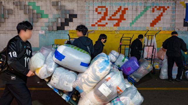 상가와 상가 사이를 잇는 골목길. 짐을 가득 실은 밀차(수레)를 끄는 상인들의 바쁜 발걸음이 밤새도록 빠르게 교차한다. 하상윤 기자