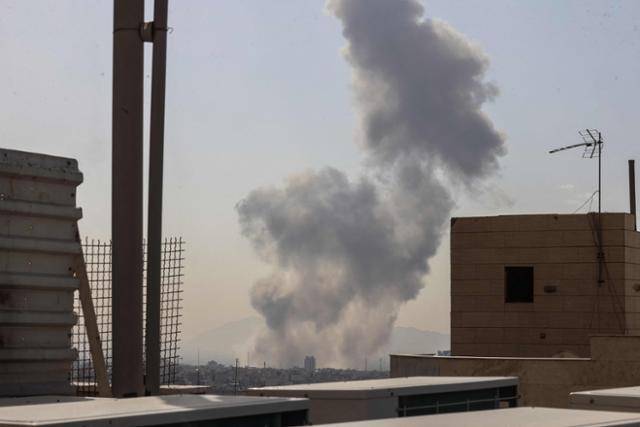 이스라엘이 이란을 향해 선제 타격을 감행한 가운데 28일 이란 수도 테헤란에서 검은 연기가 피어오르고 있다. 테헤란=AFP 연합뉴스