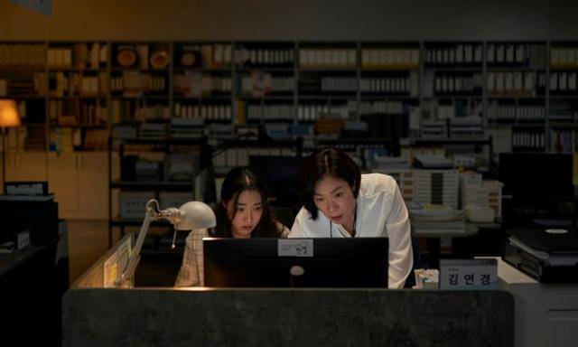 배우 최성은이 영화 '매드 댄스 오피스'에서 사회초년생 연경 역을 맡아 공감과 위로를 전한다. 엔케이켄텐츠 제공