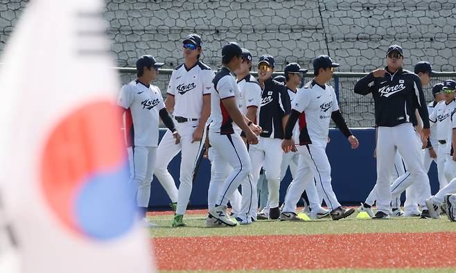 <yonhap photo-3409=""> 몸푸는 야구 대표팀. [사진 연합뉴스]</yonhap>