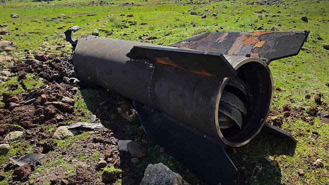 시리아 남부 쿠네이트라에 떨어진 미사일 [연합뉴스/SANA 통신 캡처]