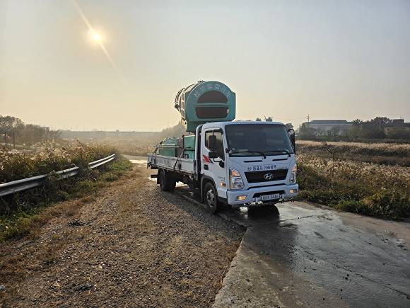 철새 도래지를 중심으로 방역활동을 펴고 있다. [사진=전북자치도 ]