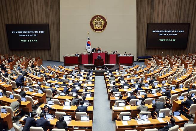 더불어민주당 천준호 원내운영수석부대표가 25일 국회에서 열린 2월 임시국회 본회의에서 '법왜곡죄'를 포함한 형법 일부개정법률안(대안)에 대한 수정안 제안 설명을 하고 있다. 2026.2.25 [사진=연합뉴스]