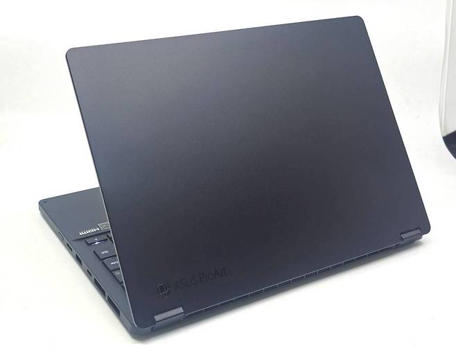 에이수스의 2026년형 프로아트 PX13(ASUS ProArt PX13 HN7306) / 출처=IT동아