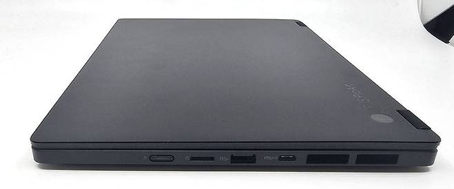 40Gbps 초고속 데이터 전송이 가능한 USB4 규격 타입-C 포트를 비롯한 다양한 인터페이스를 갖췄다 / 출처=IT동아