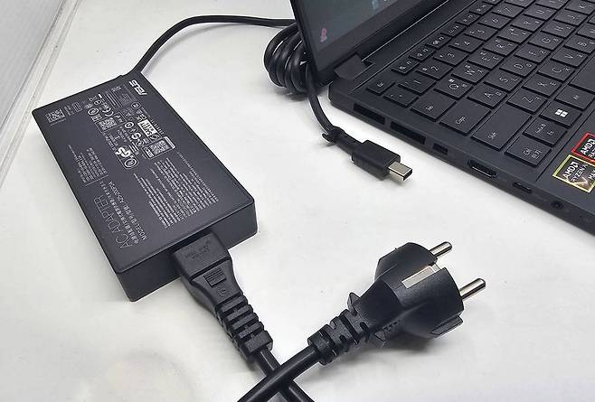 본체와 함께 제공되는 200W 고용량 전원 어댑터 / 출처=IT동아