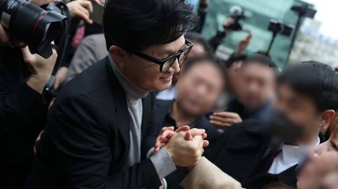 한동훈 전 대표가 27일 서문시장에서 시민과 악수하며 인사를 나누고 있다. (한동훈 전 대표 페이스북)