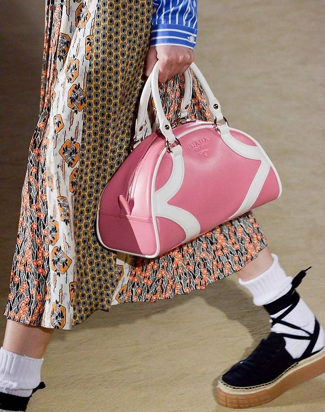 프라다가 2000년대 출시됐던 볼링 백을 오마주한 2020년 볼링 백. 당시에도 '볼링백이 돌아왔다'며 관심이 집중됐다. 사진 프라다