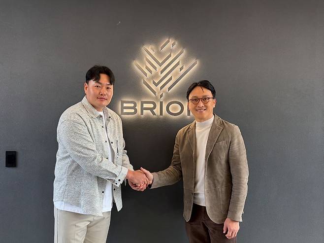 브리온컴퍼니와 매니지먼트 계약을 맺은 최지만과 임우택 대표. 사진 브리온컴퍼니