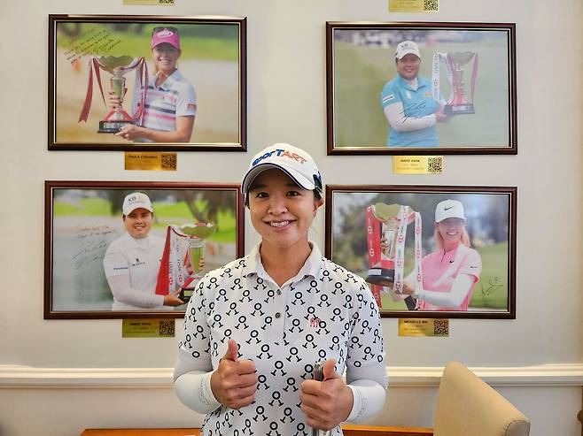 김세영이 27일 싱가포르 센토사 골프클럽에서 포즈를 취하고 있다. 이곳 클럽하우스에는 LPGA 투어 HSBC 여자 월드 챔피언십 우승자들의 사진이 걸려있다. 고봉준 기자