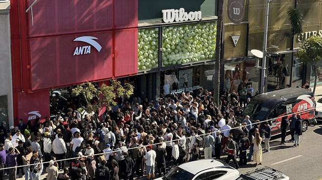 로스앤젤레스 카운티 베벌리힐스에 문을 연 안타스포츠의 북미 최초 직영 플래그십 스토어 앞에 인파가 모여 있다. 농구스타 카이리 어빙의 한정판 컬렉션 발매 소식에 사람들이 몰렸다. 사진 안타스포츠