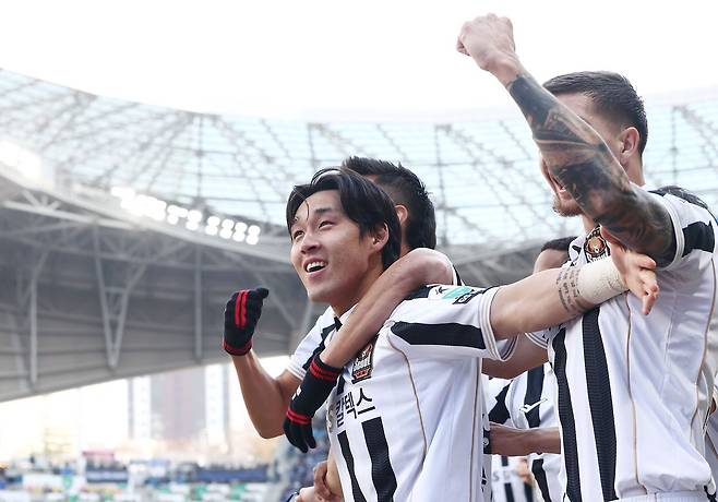 서울의 개막전 승리를 이끈 특급 윙어 송민규(왼쪽). 뉴스1