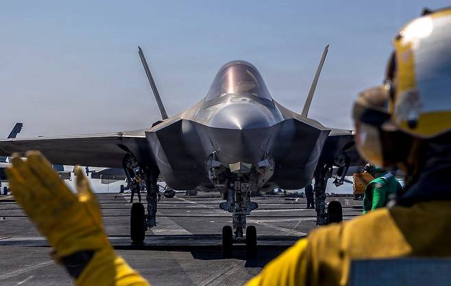 지난 20일 이란 인근 아라비아해에 대기중인 미국 해군의 에이브러햄 링컨 항공모함 위에 F-35C 스텔스 전투기가 작전을 수행하고 있다. AFP=연합뉴스