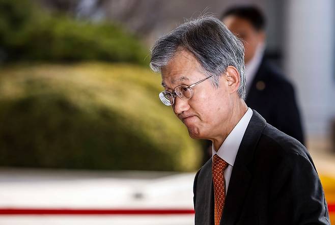 조희대 대법원장이 27일 국회 본회의 처리를 앞둔 ‘재판소원법’에 대한 취재진의 질문에 답하지 않고 대법원으로 들어가고 있다. [뉴시스]