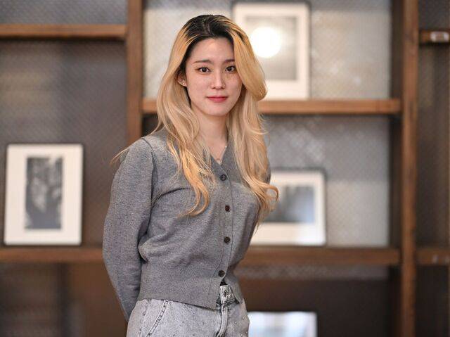 최근 서울 마포구 한 카페에서 국민일보와 인터뷰하며 포즈를 취한 퍼커셔니스트 공성연. 공성연은 3월 10일 예술의전당에서 최근 활동을 압축적으로 보여주는 리사이틀을 연다. 윤웅 기자