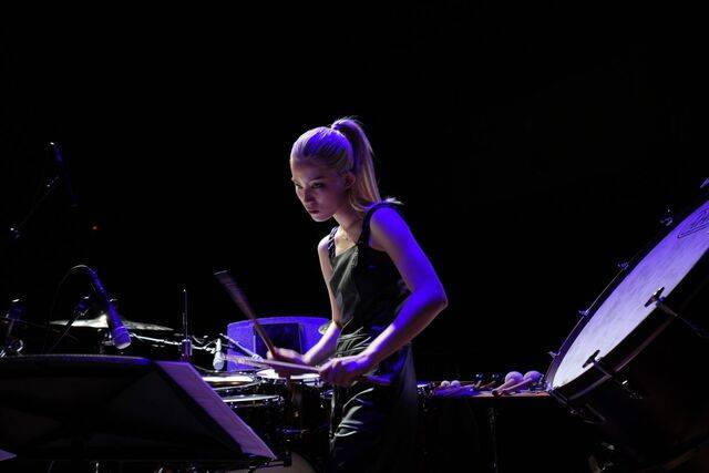 공성연이 지난 2023년 부천아트센터의 개관 기념 ‘영프론티어’ 시리즈의 일환으로 열린 기획공연에서 퍼커션을 연주하고 있다. ⓒ공성연