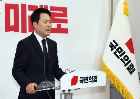 국민의힘 장동혁 대표가 지난 20일 국회에서 윤석열 전 대통령에 대한 1심 무기징역 선고 관련, 입장을 밝히는 모습. 연합뉴스