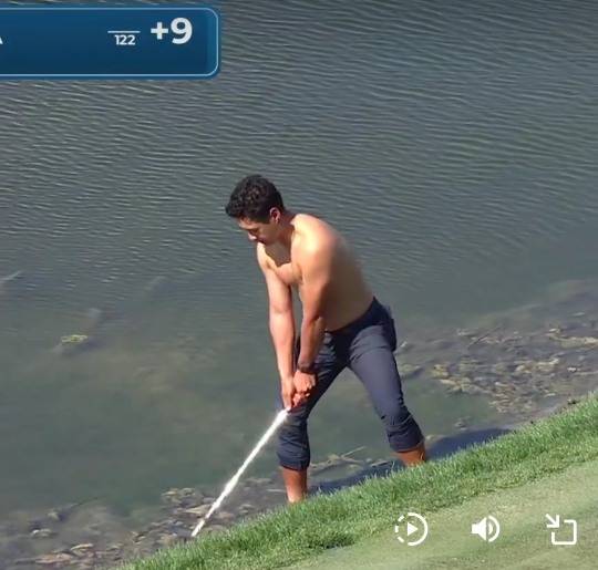 2라운드 17번 홀에서 상의와 양말을 벗고 샷을 하는 살린다. 사진[연합뉴스]