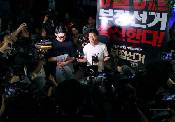 ▲다큐멘터리 영화 '부정선거, 신의 작품인가' 제작에 참여한 전 한국사 강사 전한길 씨가 지난해 서울 메가박스 동대문에서 지지자 및 취재진 앞에서 발언하고 있다. ⓒ연합뉴스