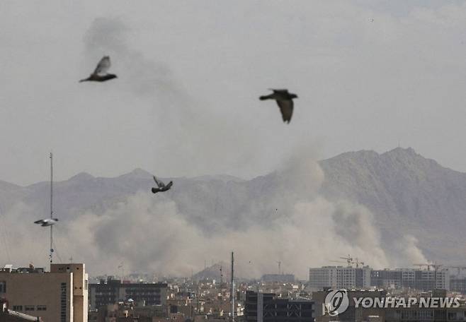 폭발 연기 피어오르는 이란 수도 테헤란 [연합뉴스]