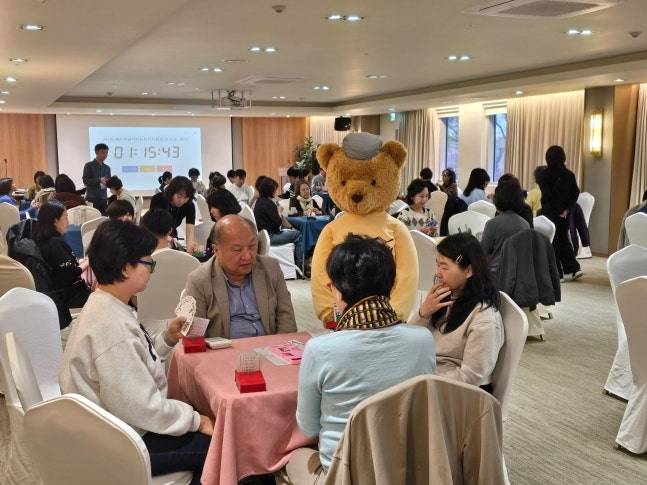 제3회 제주특별자치도브리지협회에서 경기하고 있는 참가자들. 한국브리지협회