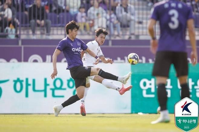 김영찬(사진 왼쪽). 사진=한국프로축구연맹