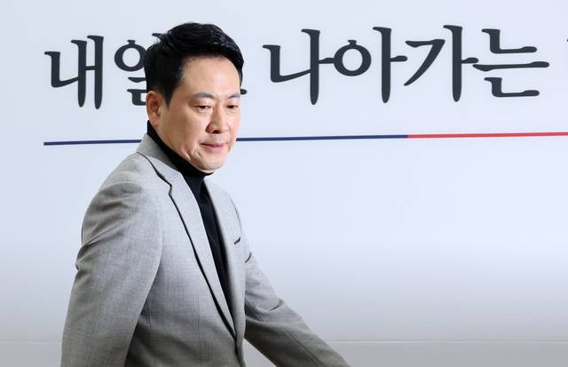 장동혁 국민의힘 대표가 지난 26일 국회에서 열린 최고위원회의에 참석하고 있다.  연합뉴스