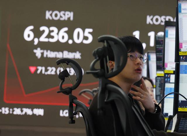 27일 서울 중구 하나은행 딜링룸에서 딜러들이 업무를 보고 있다. 뉴시스