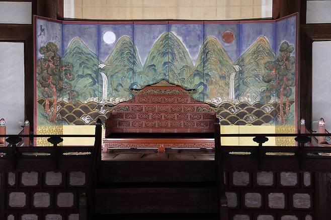 서울 종로구 창경궁 명정전에 일월오봉도가 전시돼 있다. [연합]