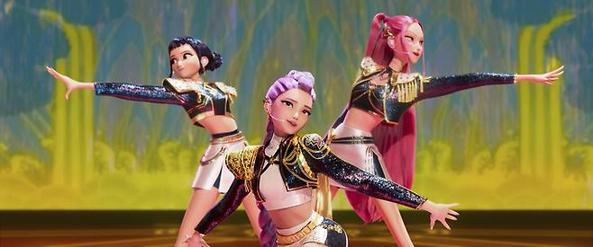 ‘케이팝 데몬 헌터스’에서 일월오봉도가 그려진 무대를 배경으로 헌트릭스가 ‘골든’을 부르고 있다. [AP]