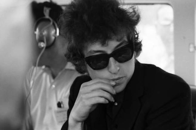 ‘라이크 어 롤링 스톤’의 6분이 넘는 러닝타임, 반복적으로 밀어붙이는 오르간 리프, 전기적 구성이 만들어내는 밀도 높은 사운드는 기존 포크 음악의 형식 안에서는 구현 자체가 불가능했다. 곡은 단순히 새로운 스타일의 시도가 아닌, 새로운 사고 방식이 요구한 필연적이고 효율적인 결과물이었다. 즉 딜런이 바꾼 것은 ‘기타 한 대’가 아닌, 표현의 규모와 방식이다. [게티이미지/Photo by David Gahr]