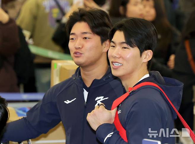 [인천공항=뉴시스] 홍효식 기자 = 대한민국 야구국가대표팀 고우석(왼쪽) 김혜성이 9일 미국령 사이판에서 열리는 2026 월드베이스볼클래식(WBC) 1차 캠프 전지훈련에 참가하기 위해 인천국제공항 제1터미널에서 출국 수속을 기다리고 있다. 2026.01.09. yesphoto@newsis.com