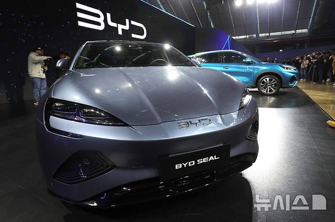 [인천=뉴시스] 전진환 기자 =  16일 오전 인천 중구 상상플랫폼에서 열린 중국 BYD 승용 브랜드 런칭 미디어 쇼케이스 행사에서 전기차 씰이 공개되고 있다.  BYD코리아는 올해 아토 3를 시작으로 씰, 씨라이언 7 등 총 3개 모델을 출시할 계획이다. 2025.01.16. amin2@newsis.com