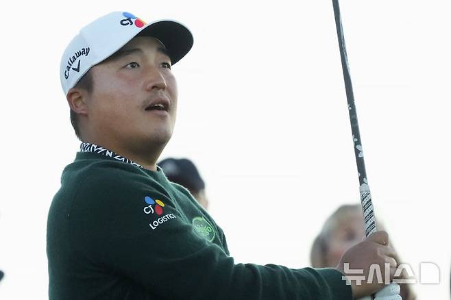 [스코츠데일=AP/뉴시스] 이경훈이 6일(현지 시간) 미 애리조나주 스코츠데일의 TPC 스코츠데일에서 열린 미국프로골프(PGA) 투어 웨이스트 매니지먼트(WM) 피닉스 오픈 첫날 10번 홀에서 티샷 후 타구를 바라보고 있다. 2025.02.07.