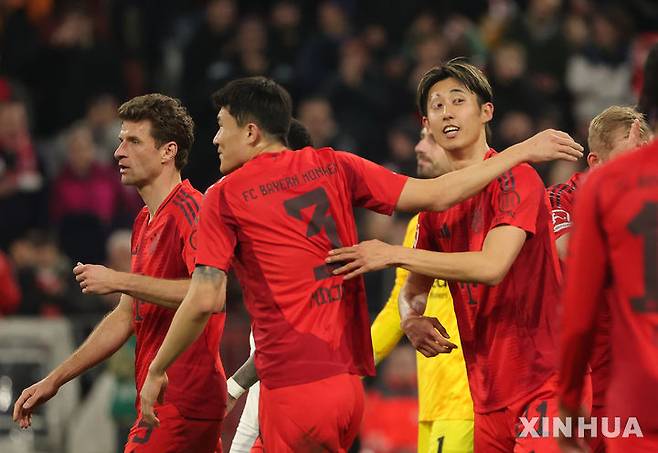 [뮌헨=신화/뉴시스] 바이에른 뮌헨의 김민재(3)가 23일(현지 시간) 독일 뮌헨의 알리안츠 아레나에서 열린 2024-25 분데스리가 23라운드 아인트라흐트 프랑크푸르트와 경기 후반 16분 팀의 두 번째 골을 넣은 이토 히로키(왼쪽 세 번째)를 축하하고 있다. 이토는 뮌헨 이적 후 첫 골을 기록했고 뮌헨은 4-0으로 대승하며 선두를 질주했다. 2024.02.24.